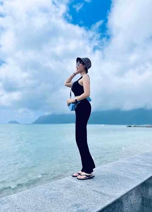 Thanh Hương mặc kín đáo vẫn gây mê người đối diện.