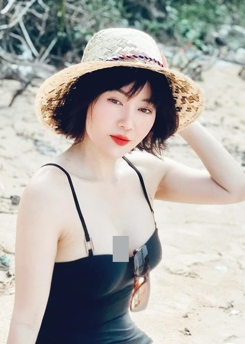 Năm 17 tuổi, cô giành danh hiệu Á hậu 1 cuộc thi Hoa hậu Hải Dương (năm 2006).