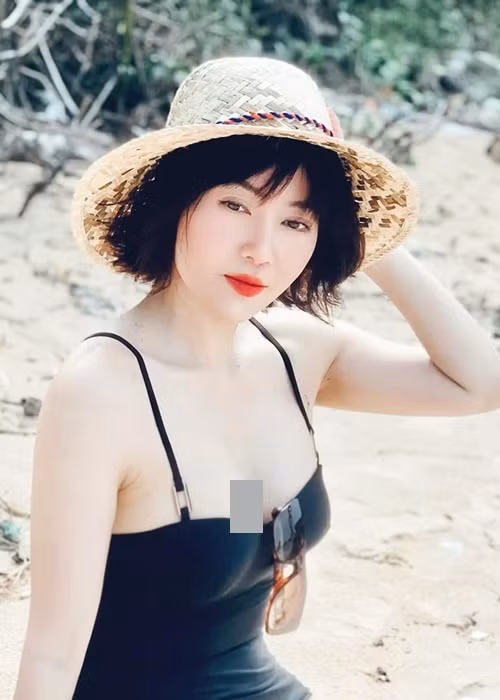 Năm 17 tuổi, cô giành danh hiệu Á hậu 1 cuộc thi Hoa hậu Hải Dương (năm 2006).