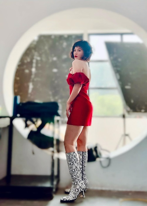 Nữ diễn viên yêu thích các mẫu áo khoe vòng một căng đầy.