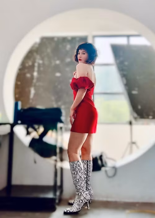 Nữ diễn viên yêu thích các mẫu áo khoe vòng một căng đầy.