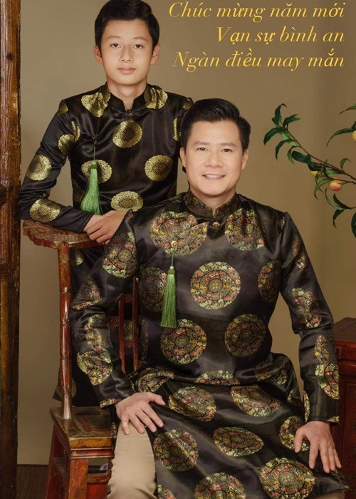 Quang Dũng chụp ảnh áo dài cùng quý tử. Ảnh: FBNV