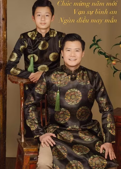 Quang Dũng chụp ảnh áo dài cùng quý tử. Ảnh: FBNV