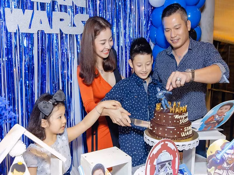 Khi Bảo Nam sống ở Mỹ, doanh nhân Đức Hải thường đưa Jennifer Phạm sang thăm cậu nhóc mỗi dịp lễ, Tết. Theo lời Jennifer Phạm, doanh nhân Đức Hải luôn sẵn lòng đón bé Bảo Nam từ Mỹ về Việt Nam sống. Đến năm 2018, bé Bảo Nam đồng ý về Việt Nam sống cùng đại gia đình. Đến cuối năm 2019, Bảo Nam về Mỹ thăm ông bà rồi bị kẹt lại vì dịch bệnh. Ảnh: Phụ nữ Việt Nam