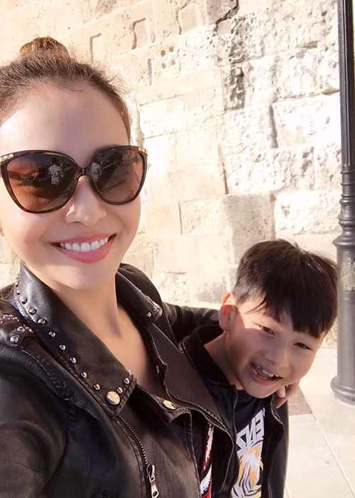 Jennifer Phạm luôn quan tâm, yêu thương bé Bảo Nam. Ảnh: FBNV