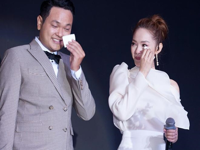 Ngày em trai kết hôn, Minh Hằng bật khóc. Ảnh: Khám phá