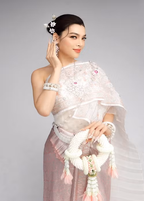 Mỹ nhân chuyển giới chia sẻ: "Trong quá trình tham gia cuộc thi, Trân Đài đã có dịp được gặp gỡ và giao lưu với người dân Thái Lan và Trân Đài đã nhận được rất nhiều quan tâm, cổ vũ của người dân nơi đây, Trân Đài xin cảm ơn tất cả mọi người đã dành nhiều sự yêu thương và quan tâm đến Trân Đài...