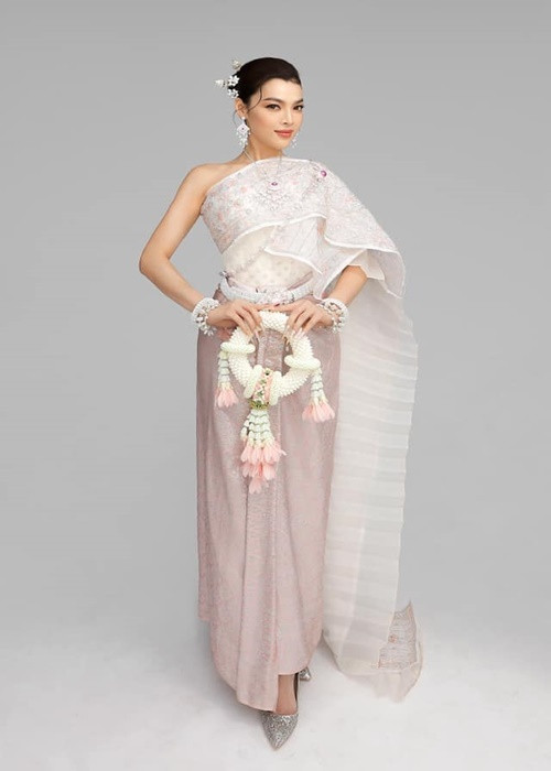 Trước khi trở về Việt Nam, Trân Đài tung loạt ảnh diện trang phục dân tộc Thái Lan.