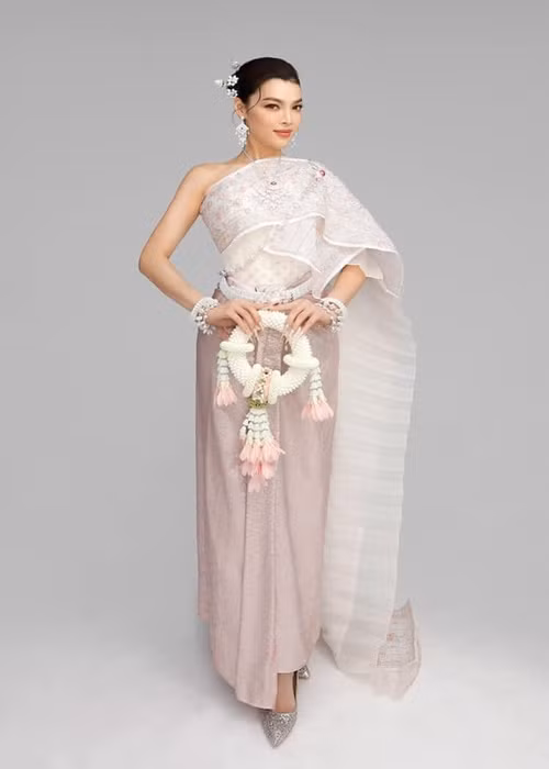 Trước khi trở về Việt Nam, Trân Đài tung loạt ảnh diện trang phục dân tộc Thái Lan.