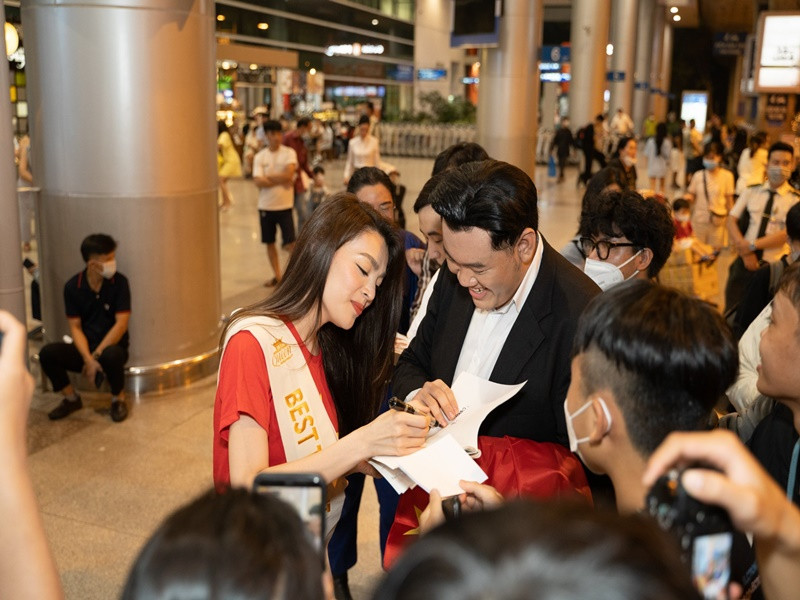 Trân Đài vui vẻ ký tặng người hâm mộ.