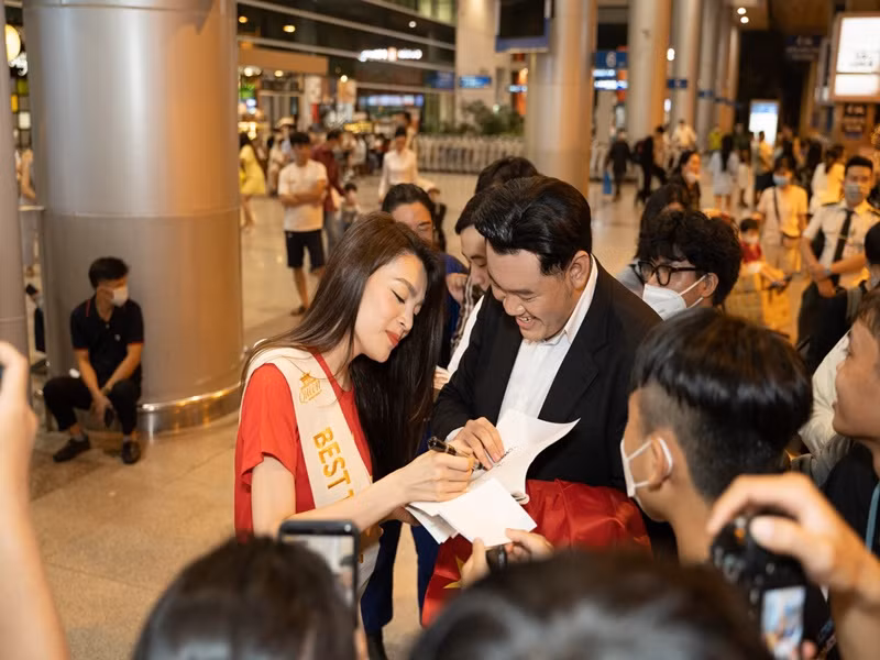 Trân Đài vui vẻ ký tặng người hâm mộ.