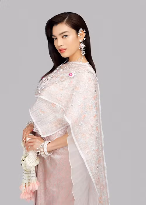 ...Tại nơi xứ sở Chùa Vàng, Trân Đài cũng được gặp gỡ và kết bạn với bạn bè quốc tế, tất cả mọi người đều rất xinh đẹp và tài năng. Trân Đài cũng xin chúc mừng tất cả mọi người vì đã xuất sắc hoàn thành hành trình của mình tại Miss International Queen 2022. Chúc mọi người chặng đường phía trước sẽ thật nhiều điều may mắn và tốt đẹp", cô viết.