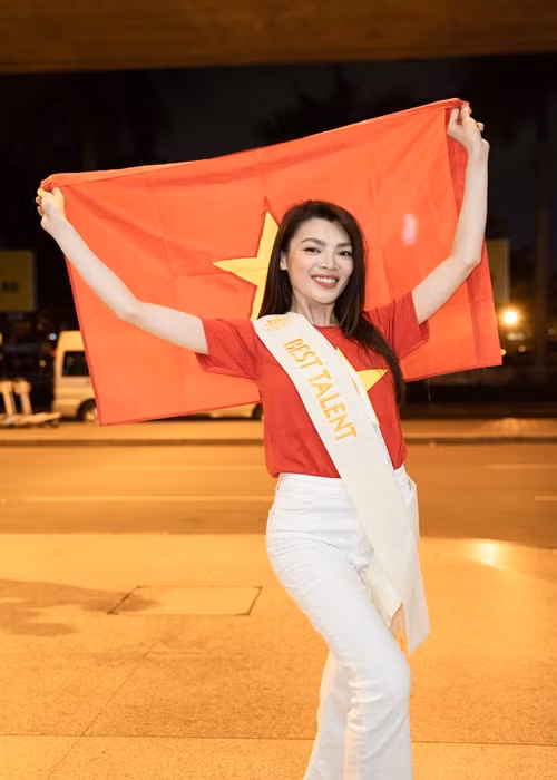 Trân Đài mặc giản dị khi về nước.