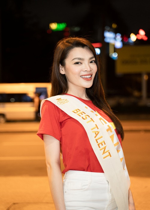 Chiều tối ngày 29/6, Phùng Trương Trân Đài đáp chuyến bay từ Thái Lan về Việt Nam sau thời gian tham gia Miss International Queen 2022 - Hoa hậu Chuyển giới Quốc tế 2022.