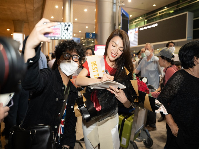 Mỹ nhân chuyển giới được nhiều người hâm mộ đón tại sân bay.