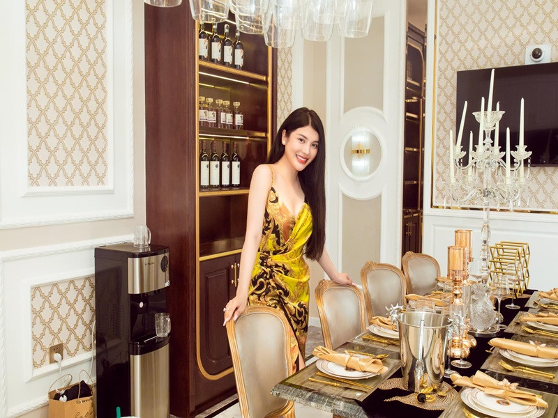 Ít ngày trước, Lily Chen khoe biệt thự mới 50 tỷ.