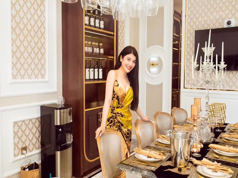 Ít ngày trước, Lily Chen khoe biệt thự mới 50 tỷ.