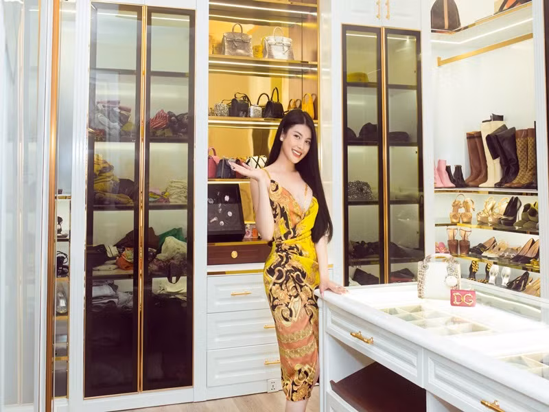 Lily Chen có riêng cho mình một khu vực trưng bày quần áo, giày dép và những món phụ kiện hàng hiệu.