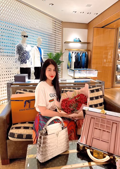 Mới đây, Lily Chen khoe mua túi xách 1 tỷ.