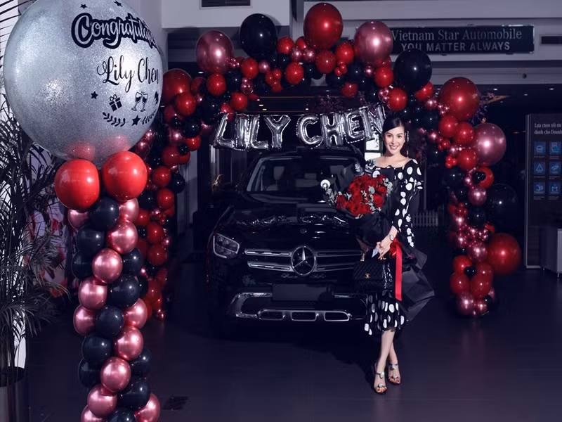 Hồi tháng 3/2022, cô khoe chốt đơn chiếc xe SUV hạng sang Mercedes-AMG G63 màu trắng, nhưng sau đó đã đi nhận bàn giao chiếc xe Mercedes-Benz GLC mới. Đến nay, chưa rõ là "ngọc nữ bolero" có chốt mua thêm chiếc xe Mercedes-AMG G63 15 tỷ hay không.