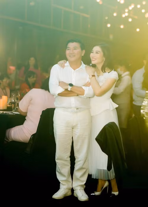  Hoa khôi Thu Hương chính thức bước sang tuổi 43. Trong tiệc sinh nhật, cô tình tứ bên ông xã doanh nhân.