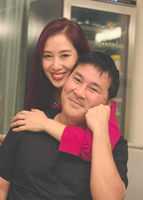 Bên nhau đã lâu nhưng tình cảm giữa vợ chồng Thu Hương vẫn rất mặn nồng.