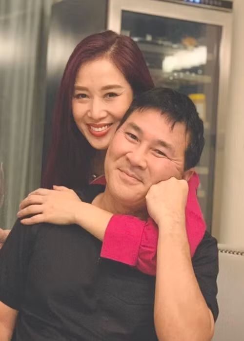 Bên nhau đã lâu nhưng tình cảm giữa vợ chồng Thu Hương vẫn rất mặn nồng.