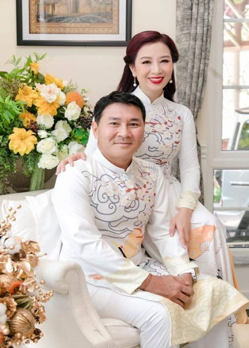Thu Hương hạnh phúc chia sẻ hình ảnh mặc đồ đôi cùng chồng, nói rằng cả hai có tướng phu thê.