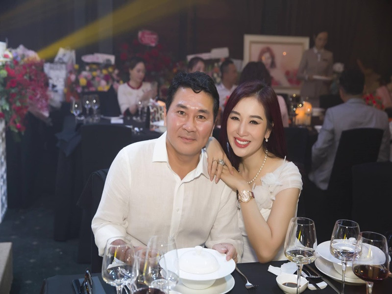 Thu Hương nhắn nhủ người bạn đời nhân dịp sinh nhật: “Chỉ còn 1 năm nữa là hai con đi du học và chỉ còn hai đứa mình chơi với nhau, vì thế mình cứ phải chăm sóc nhau để về già còn có bạn chơi cùng phải không anh”.