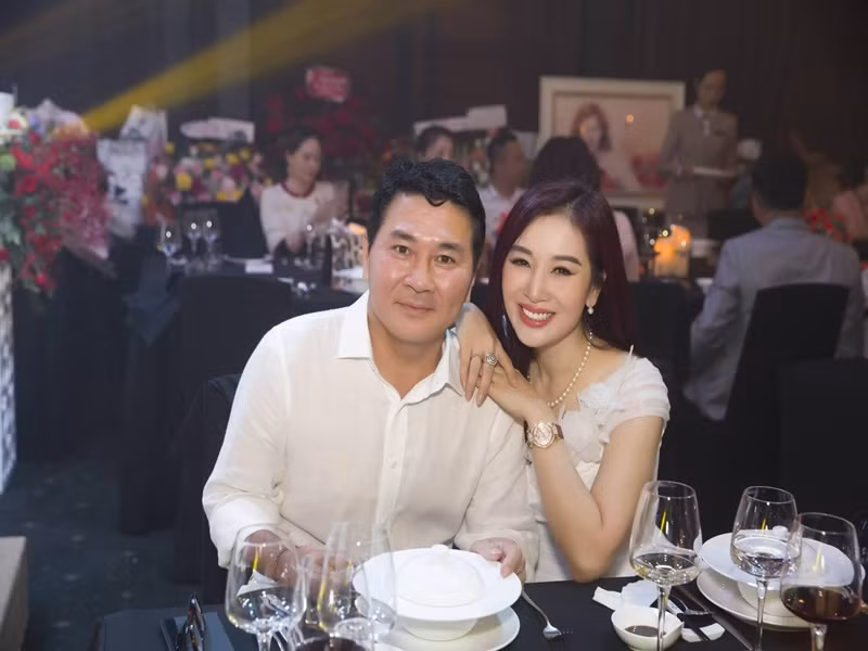 Thu Hương nhắn nhủ người bạn đời nhân dịp sinh nhật: “Chỉ còn 1 năm nữa là hai con đi du học và chỉ còn hai đứa mình chơi với nhau, vì thế mình cứ phải chăm sóc nhau để về già còn có bạn chơi cùng phải không anh”.