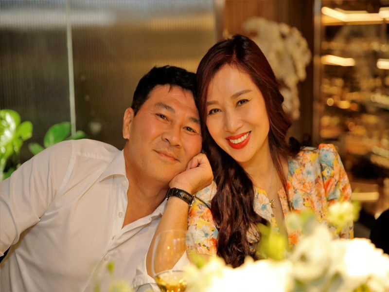 Còn Jim - con riêng của doanh nhân Hoài Nam từng tặng Thu Hương món quà khiến nữ doanh nhân xúc động. “Hành động của Jim khiến tôi cảm thấy mình phải cảm ơn chị Tần vì đã chăm sóc con của chồng tôi rất tốt”, Thu Hương kể.