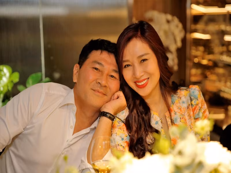 Còn Jim - con riêng của doanh nhân Hoài Nam từng tặng Thu Hương món quà khiến nữ doanh nhân xúc động. “Hành động của Jim khiến tôi cảm thấy mình phải cảm ơn chị Tần vì đã chăm sóc con của chồng tôi rất tốt”, Thu Hương kể.