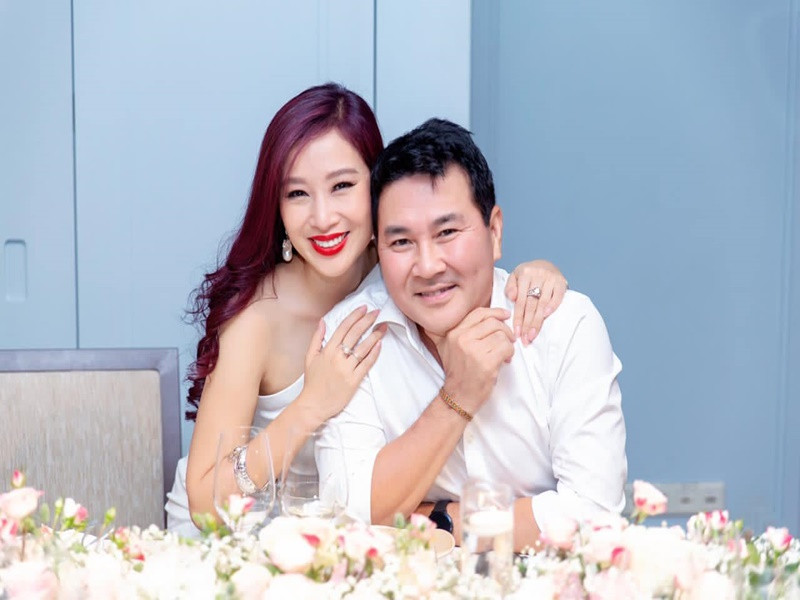 Thu Hương và chồng cùng ăn những bữa cơm gia đình, cùng khám phá những vùng đất mới, cùng nuôi dạy các con.