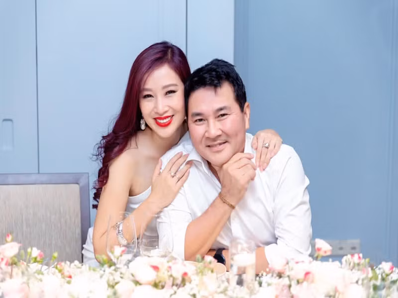 Thu Hương và chồng cùng ăn những bữa cơm gia đình, cùng khám phá những vùng đất mới, cùng nuôi dạy các con.