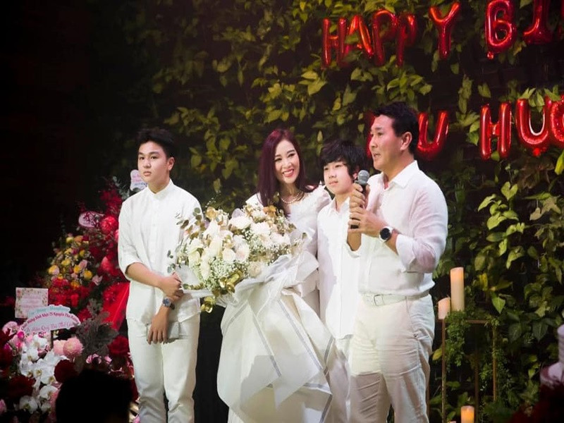 Thu Hương đón sinh nhật bên chồng con và người thân, bạn bè thân thiết.