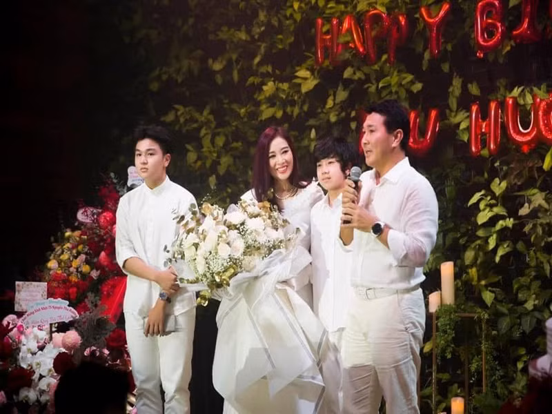 Thu Hương đón sinh nhật bên chồng con và người thân, bạn bè thân thiết.