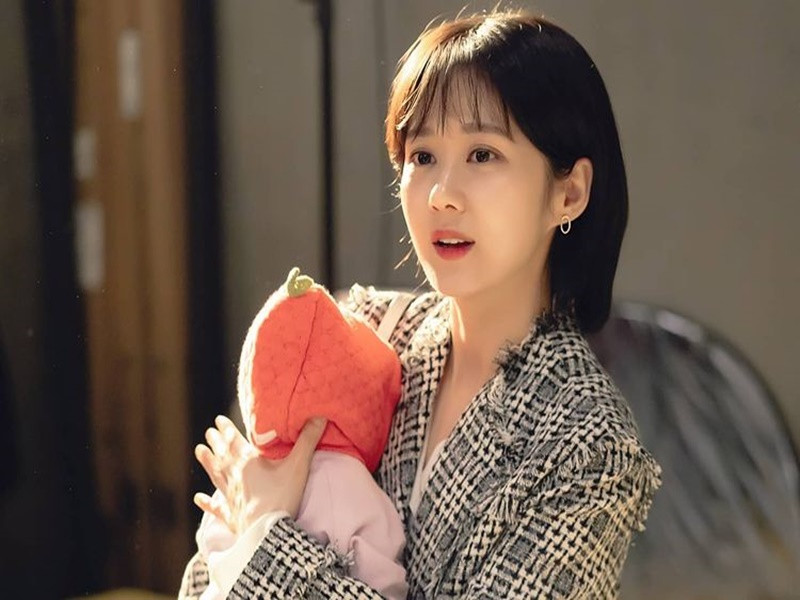 Jang Nara sở hữu gương mặt trẻ thơ với làn da trắng hồng, căng mịn, vóc dáng nhỏ nhắn, mảnh mai. Ảnh: Instagram
