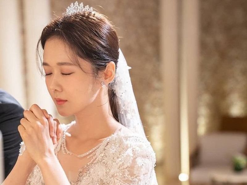 Nữ diễn viên gây ấn tượng bởi vẻ đẹp dịu dàng khi mặc váy cưới. Ảnh: Instagram