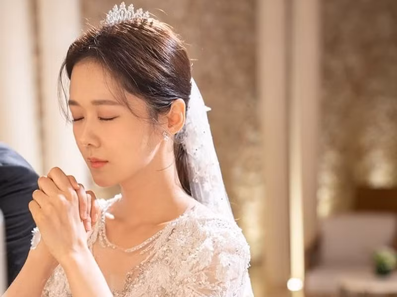 Nữ diễn viên gây ấn tượng bởi vẻ đẹp dịu dàng khi mặc váy cưới. Ảnh: Instagram