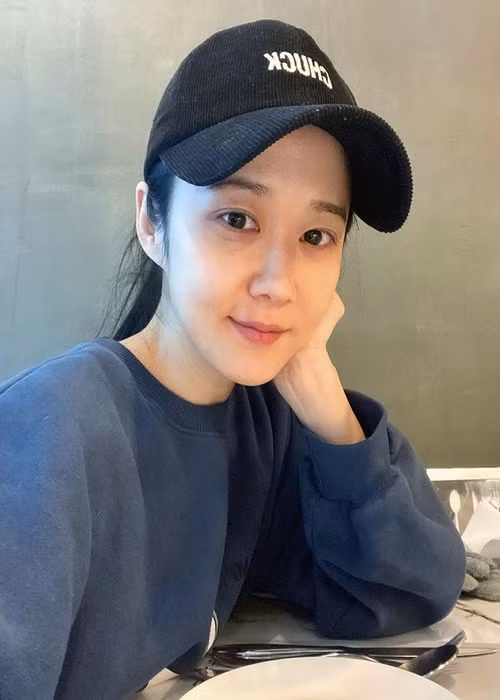 Nữ diễn viên từng chia sẻ, các bạn diễn kém tuổi đối xử với cô như bạn bè còn khán giả nam coi cô như tình đầu thời học trò. Nhờ thế, cô chưa bao giờ nghĩ mình già đi. Ảnh: Instagram