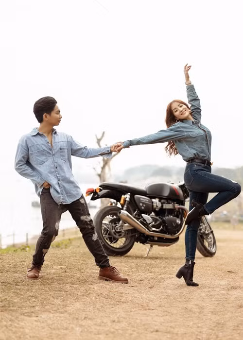 Chiếc xe Khánh Thi tặng Phan Hiển nhân dịp anh giành huy chương vàng SEA Games 31 mới đây là chiếc xe thứ 4 mà Khánh Thi dành cho người bạn đời.