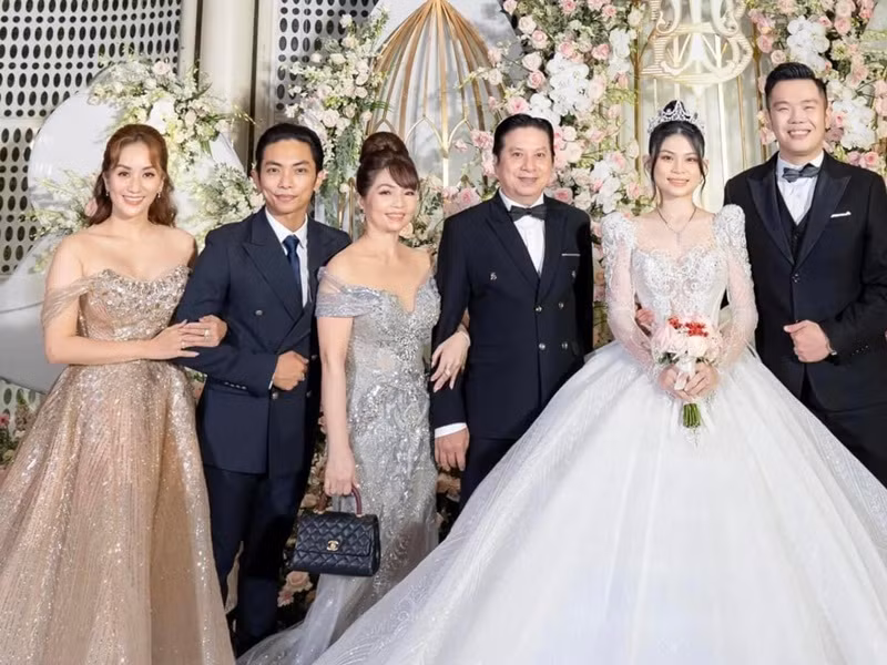 Khánh Thi khéo léo trong ứng xử với gia đình nhà chồng, nhất là với mẹ chồng. Theo Khánh Thi, với cô điều đầu tiên là làm cho mẹ chồng vui thì chồng mới vui.