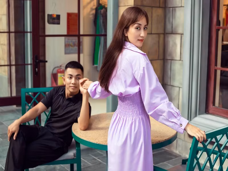 Trái với sự hoài nghi của nhiều người, mối quan hệ của vợ chồng Khánh Thi vẫn mặn nồng.