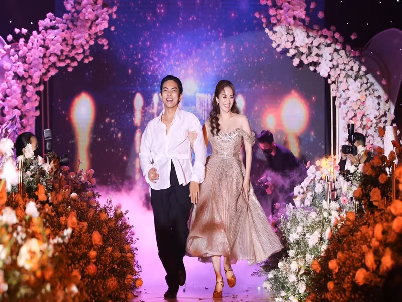 Khi được hỏi về bí quyết "giữ chân" chồng, Khánh Thi chia sẻ trên Eva: "Tôi chỉ nghĩ đơn giản: Đàn ông luôn thích người phụ nữ của mình nghe lời. Tôi nghĩ mình cũng không có bí quyết gì, chủ yếu là cùng nhau trải qua nhiều sóng gió thì sẽ hiểu sự nhường nhịn là cách tốt nhất để bảo vệ gia đình và cho các con một cuộc sống vui vẻ".