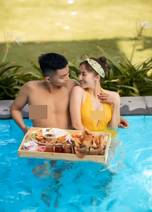 Sau khi sinh con gái thứ hai, Khánh Thi không hài lòng với vóc dáng nên đã ép cân khắc nghiệt. Kết quả là cô sở hữu sắc vóc nuột nà, thon gọn chẳng kém gì thiếu nữ.