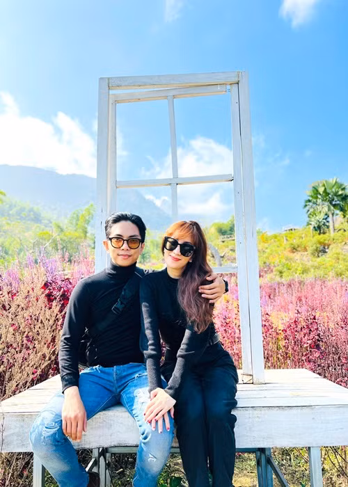 Mối quan hệ giữa vợ và mẹ rất vui vẻ, hòa thuận khiến Phan Hiển rất vui. Anh tiết lộ, mẹ của mình cưng Khánh Thi như con gái ruột.