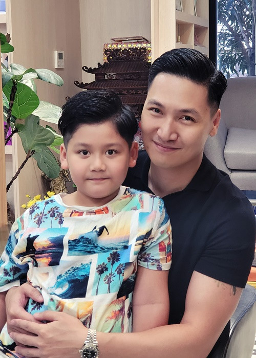 Con trai Mạnh Trường giỏi tiếng Anh. Cậu nhóc có thể thường xuyên nói chuyện với chị gái bằng tiếng Anh.