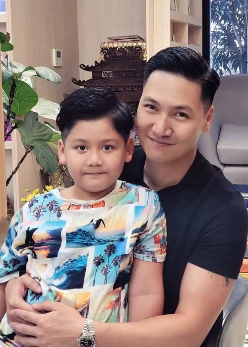 Con trai Mạnh Trường giỏi tiếng Anh. Cậu nhóc có thể thường xuyên nói chuyện với chị gái bằng tiếng Anh.