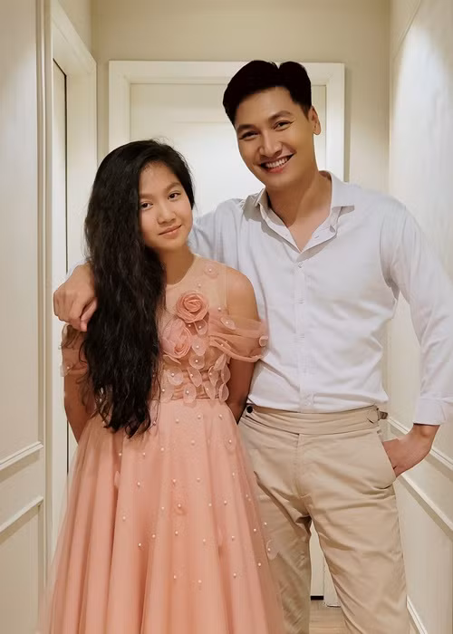 Mạnh Trường đăng tải không ít hình ảnh bên bé Chíp.