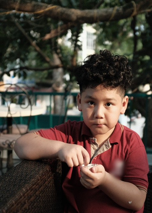 Theo Mạnh Trường, con trai biết tự chăm sóc bản thân dù tính vẫn còn vô tư, hồn nhiên. Ngoài ra, bé Bon còn hiếu động, hài hước và thường xuyên khiến mẹ tan chảy vì những câu nói ngọt ngào.